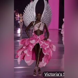 VICTORIAS SECRET RUNWAY BRA SIZE LARGE NWT